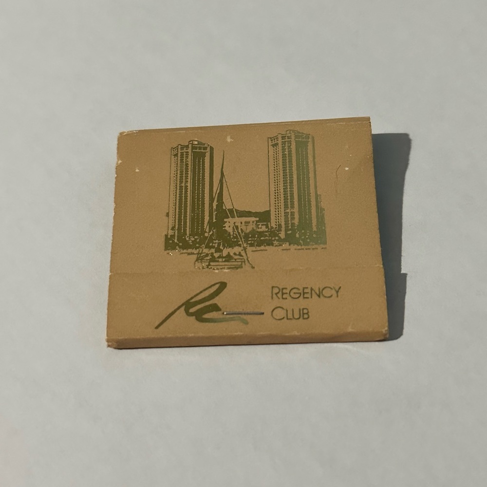 Vintage Matchbook Hyatt Regency Club Waikiki Hawaii Hemmeter Center Gold Full
